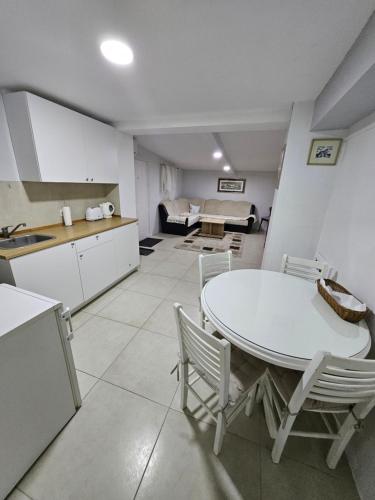 Atina stan na dan Cukarica Beograd smestaj apartmani Banovo brdo