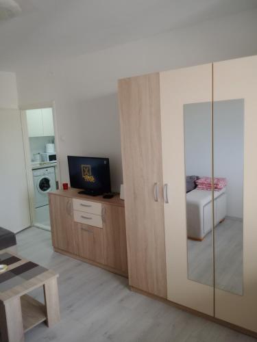 Atraktivan, svetao i kompletno opremljen jednosoban apartman sa prelepom terasom na odličnoj lokaciji na Konjarniku blizu Beo šoping centra.